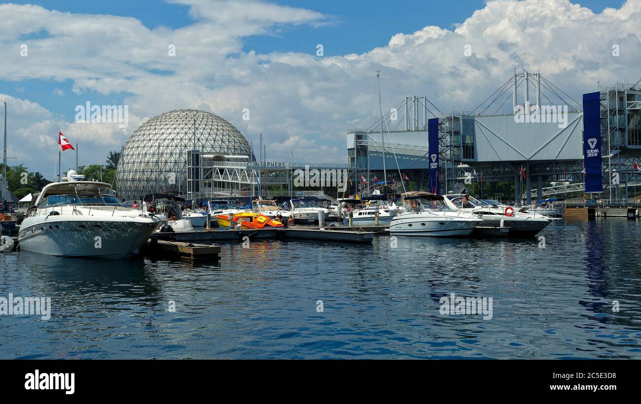 Marina e cupola geodesica contenente il teatro Imax nel parco divertimenti Ontario Place a Toronto, Ontario, Canada. Foto Stock