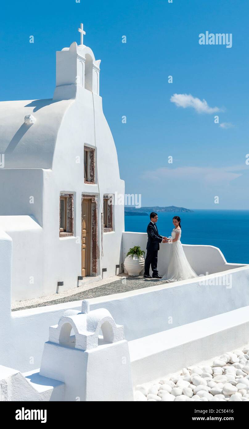 Santorini Greece.Couple in posa per la fotografia di nozze Foto Stock