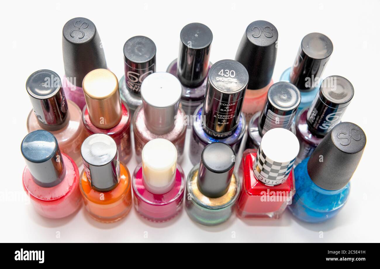 Un assortimento di bottiglie di vernice per unghie su fondo bianco Foto Stock