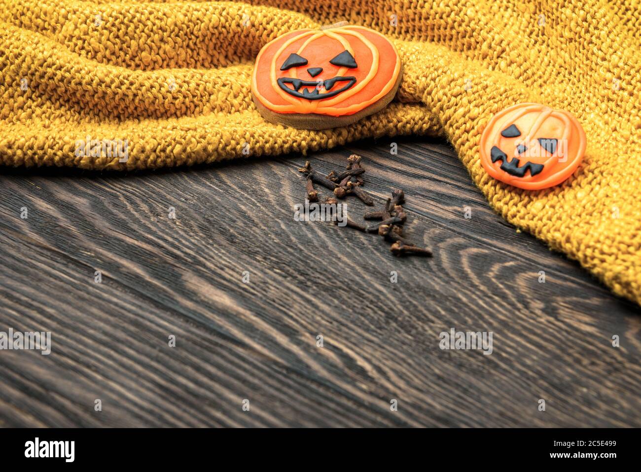 Halloween sfondo vacanza con biscotti, chiodo di garofano e vestiti di lana Foto Stock