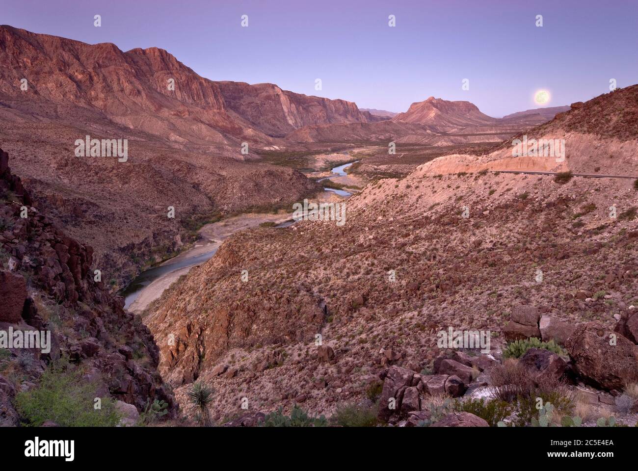 Rio Grande nel Colorado Canyon, luna che scende a destra prima dell'alba, da la questa (Big Hill), River Road, Big Bend Ranch state Park, Texas USA Foto Stock