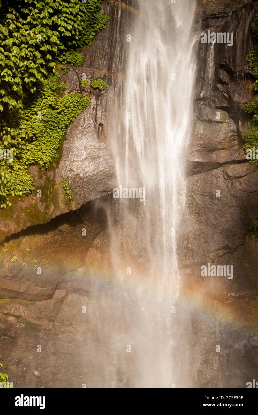 Arcobaleno sulla cascata Sekumpul a Bali Foto Stock