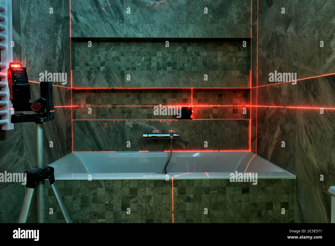 Misurazione laser durante la ristrutturazione del bagno. Attrezzi e attrezzature da costruzione. Foto Stock