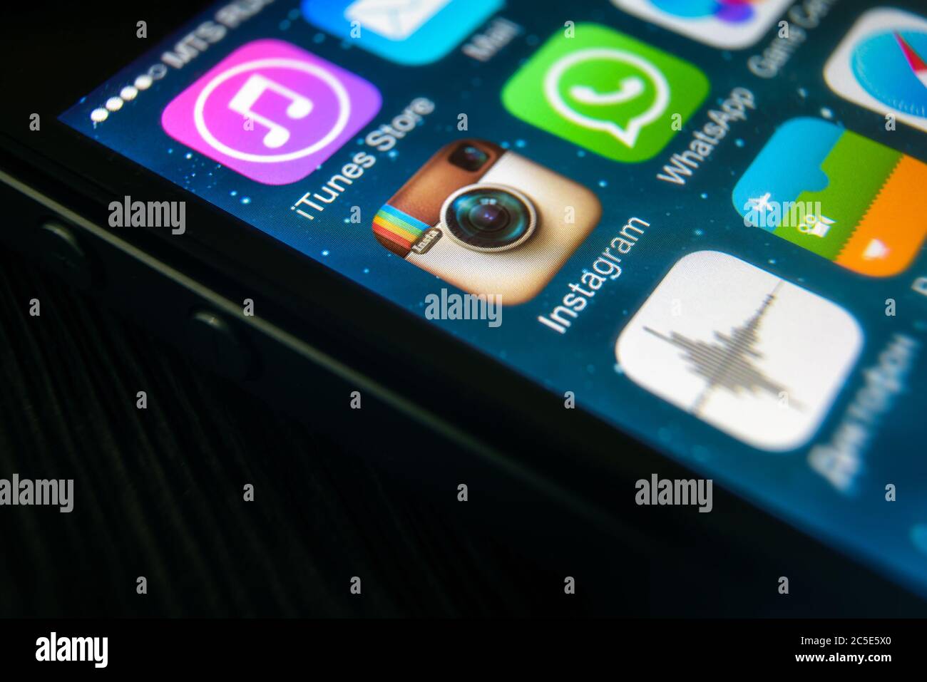 Mosca - 11 marzo 2019: Primo piano del logo Instagram sullo schermo  dell'iPhone. Icona dell'applicazione dei social media Instagram sullo  smartphone, visualizzazione macro. Instagram e Foto stock - Alamy