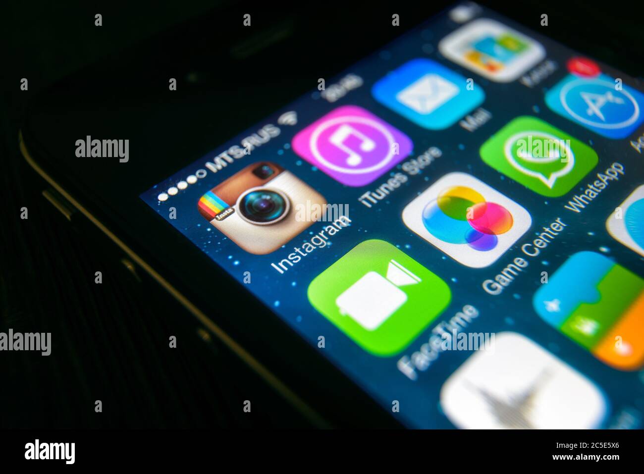 Mosca - 11 marzo 2019: Primo piano del logo Instagram sullo schermo dell'iPhone. Icona dell'applicazione dei social media Instagram sullo smartphone, visualizzazione macro. Instagram e. Foto Stock