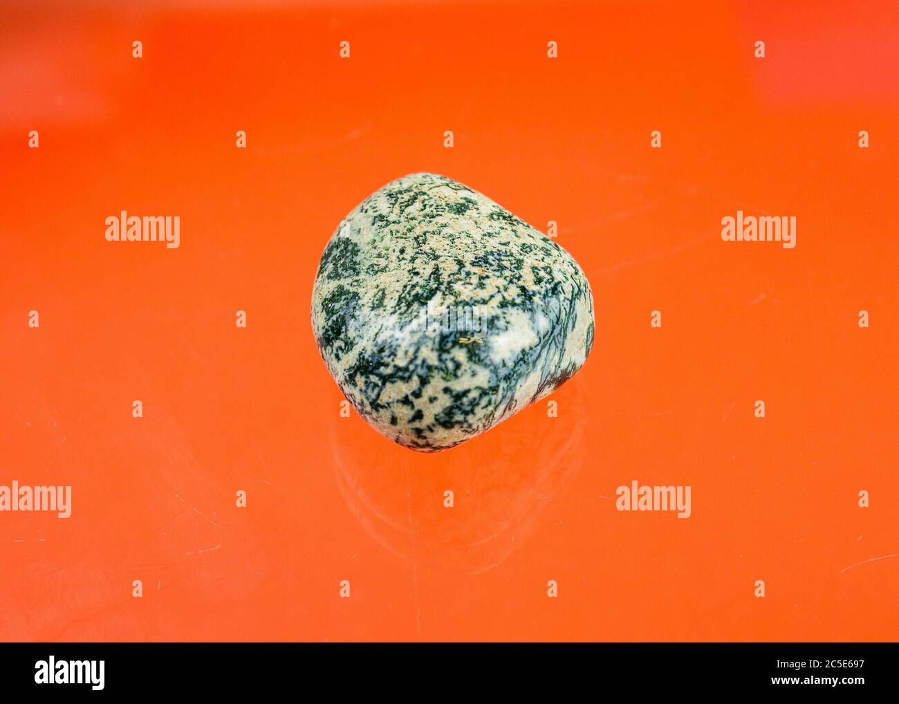 agata bianca con inclusioni verdi e pietra di superficie liscia Foto Stock