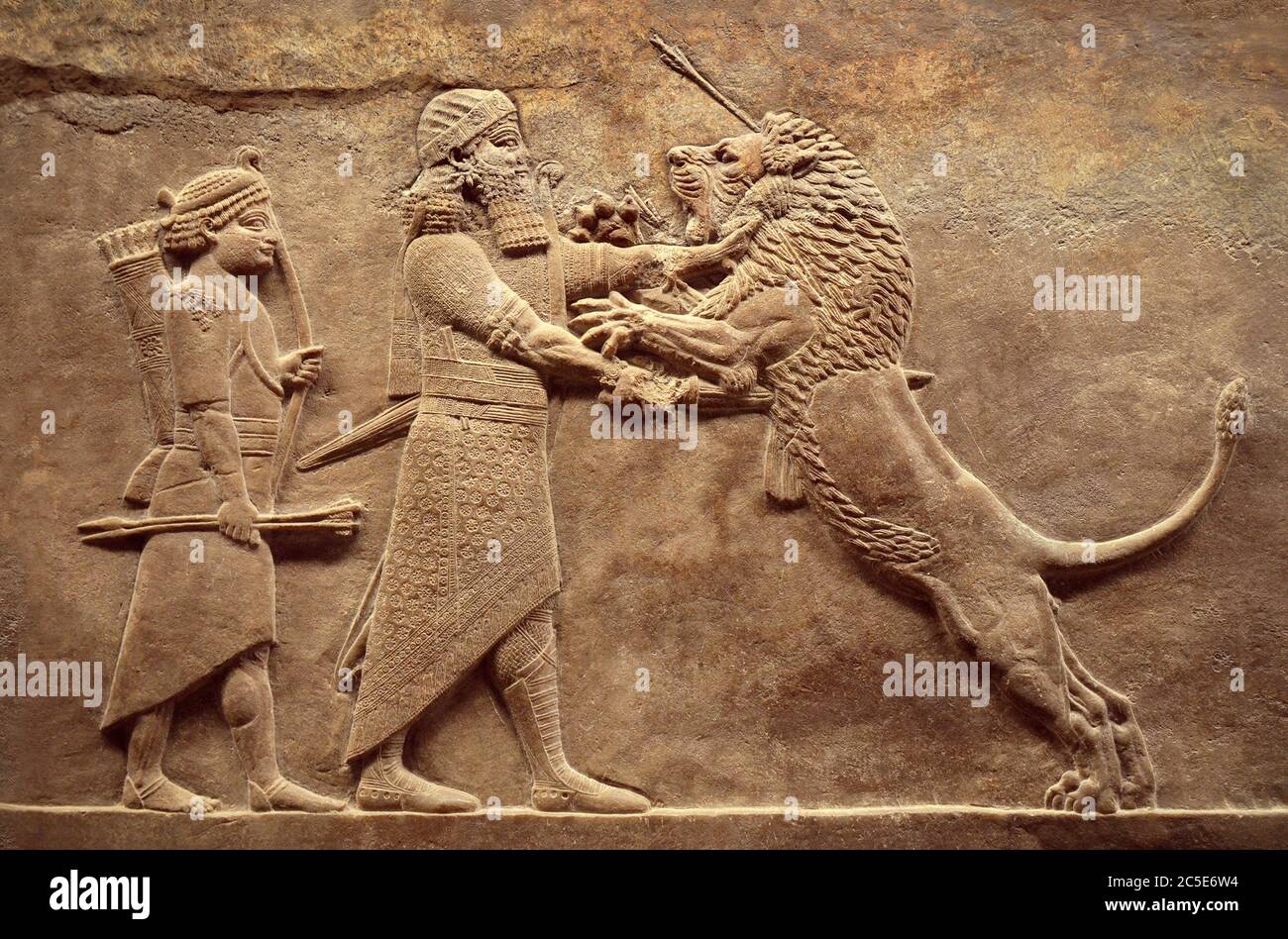 Rilievo muraria assiro, dettaglio del panorama con caccia reale al leone. Vecchio intaglio della storia del Medio Oriente. Resti di cultura della Mesopotamia antica civ Foto Stock