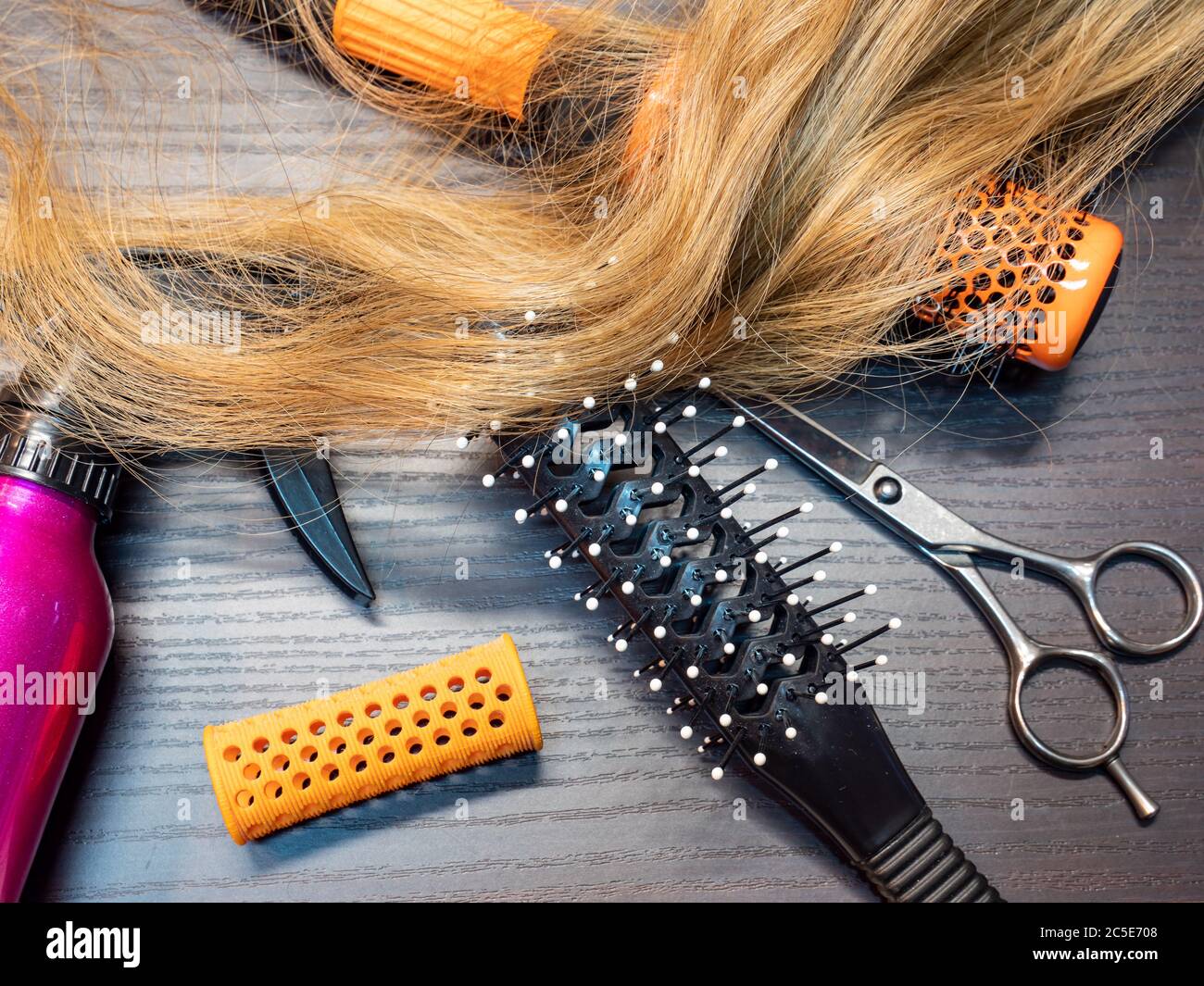 Barbiere con capelli biondi Foto Stock