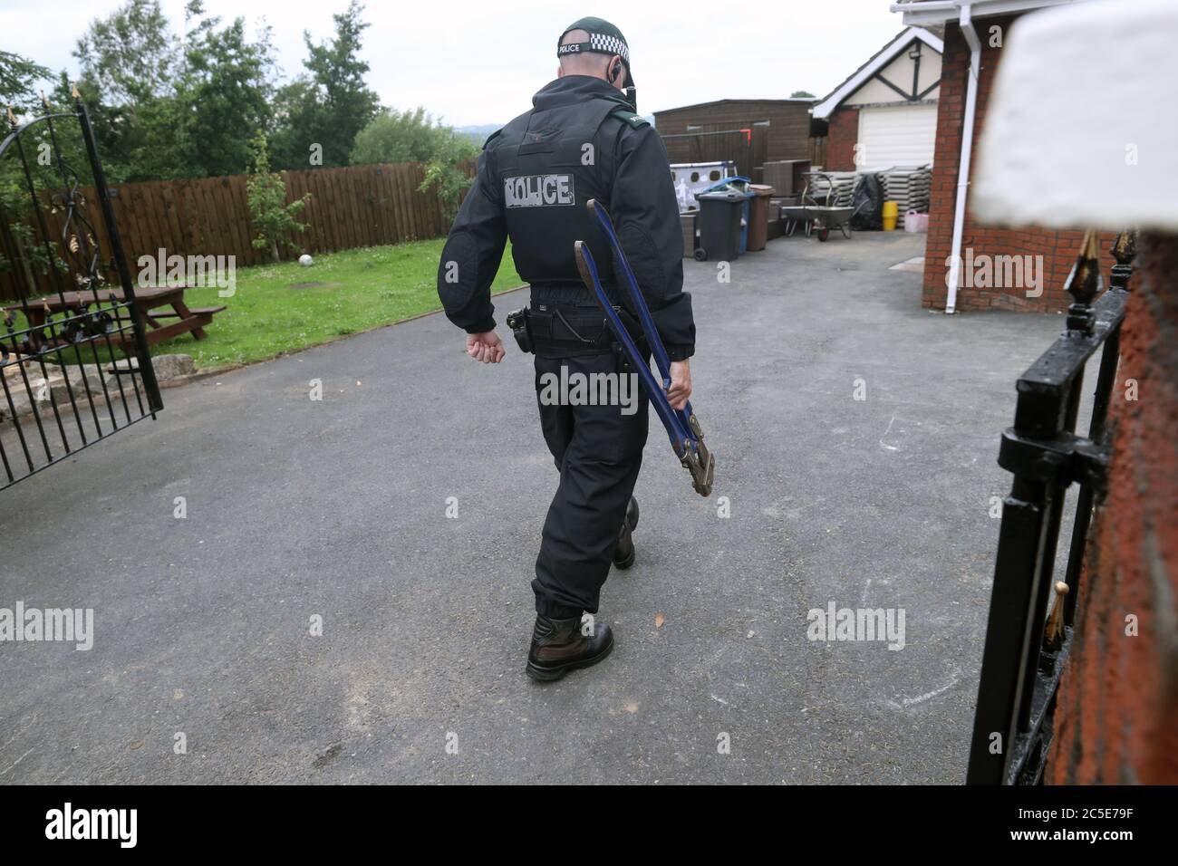 Gli agenti di polizia cercano una casa a Newry, Co Down come parte dell'operazione Venetic, un'indagine su Encrochat, un sistema di comunicazione criptato di grado militare utilizzato da criminali organizzati che commerciano in droghe e armi. Foto Stock