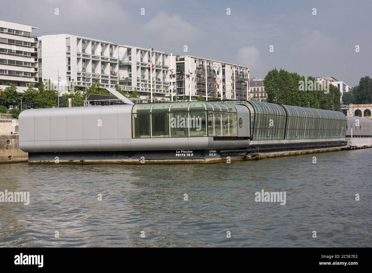 Piscina galleggiante sul fiume Senna, nel centro di Parigi Foto Stock