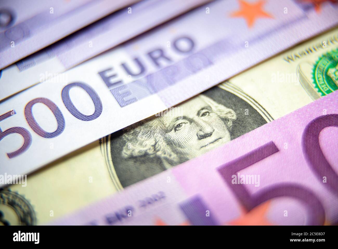 banconote in euro 500 contro 1 dollaro. Cinquecento banconote dell'Unione europea contrarie alla moneta americana. Vista dall'alto del primo piano in contanti. Concetto di w Foto Stock
