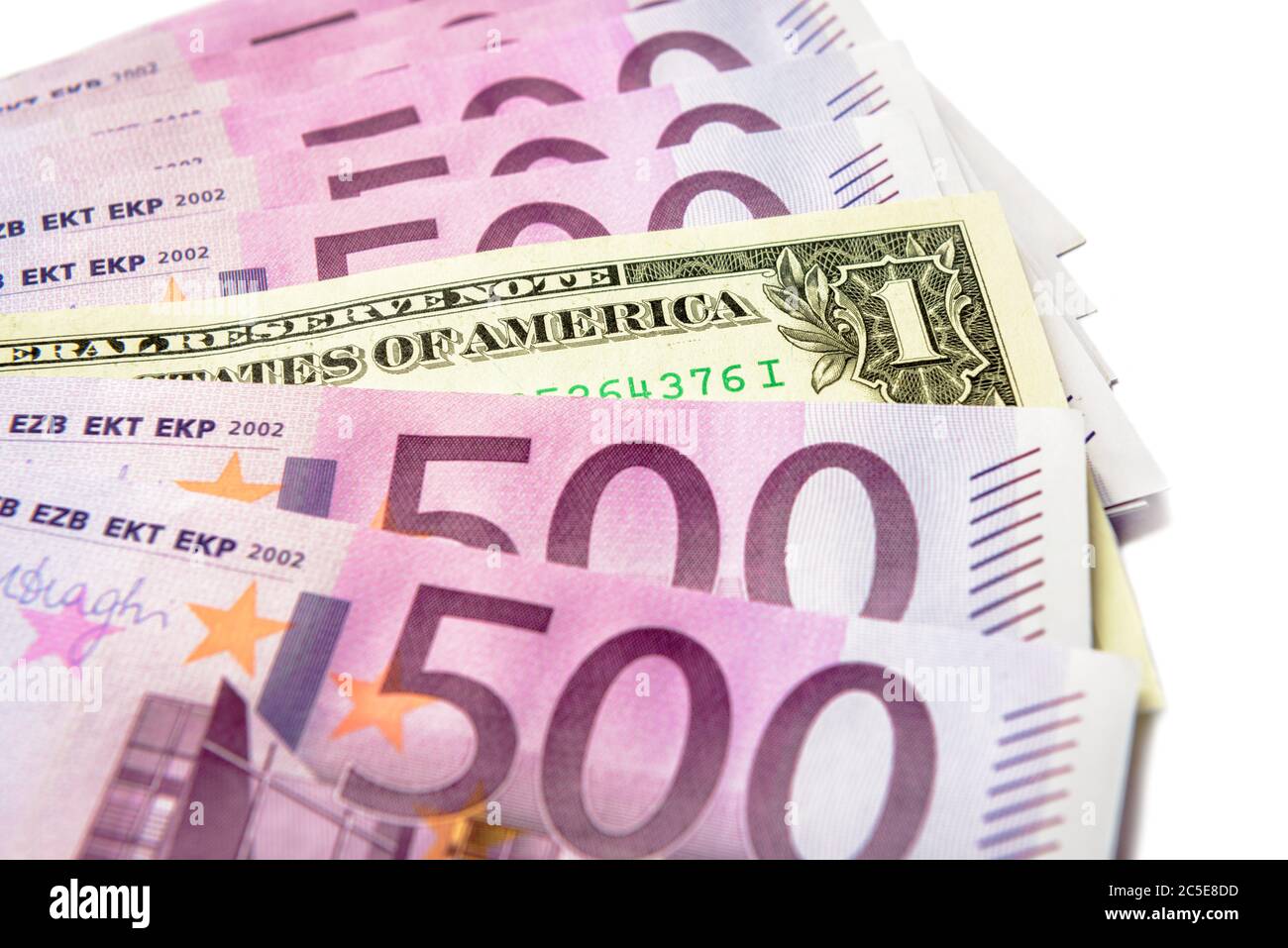 banconote in denaro da 500 euro contro 1 dollaro isolato su un bianco. Cinquecento banconote dell'Unione europea contrarie alla moneta americana. Ventilatore con denaro contante vicino Foto Stock