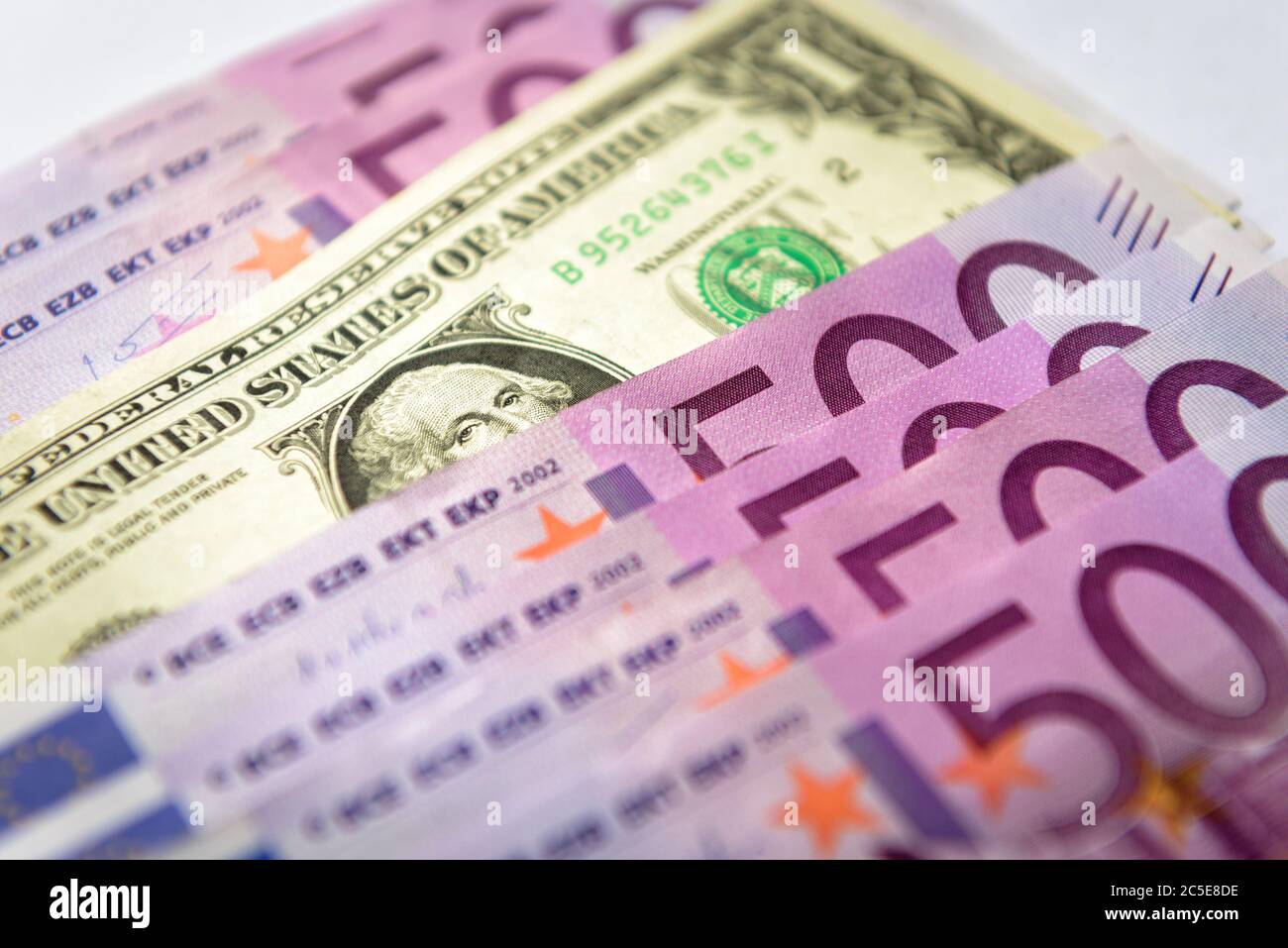 banconote in euro 500 contro 1 dollaro. Cinquecento banconote dell'Unione europea contrarie alla moneta americana. Fan con denaro in primo piano. Concetto di worl Foto Stock