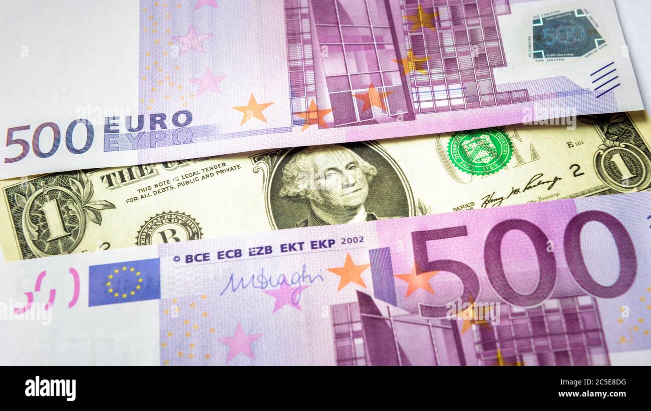 1 dollaro contro 500 euro di banconote in denaro. Vista dall'alto del primo piano in contanti. Cinquecento banconote dell'Unione europea contrarie alla moneta americana. Concetto Foto Stock