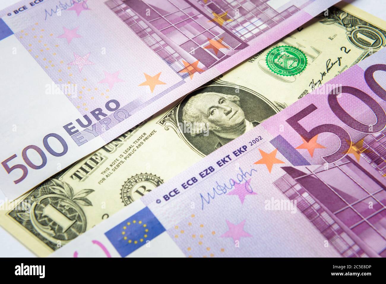 banconote in euro 500 contro 1 dollaro. Cinquecento banconote dell'Unione europea contrarie alla moneta americana. Vista dall'alto del primo piano in contanti. Concetto di w Foto Stock