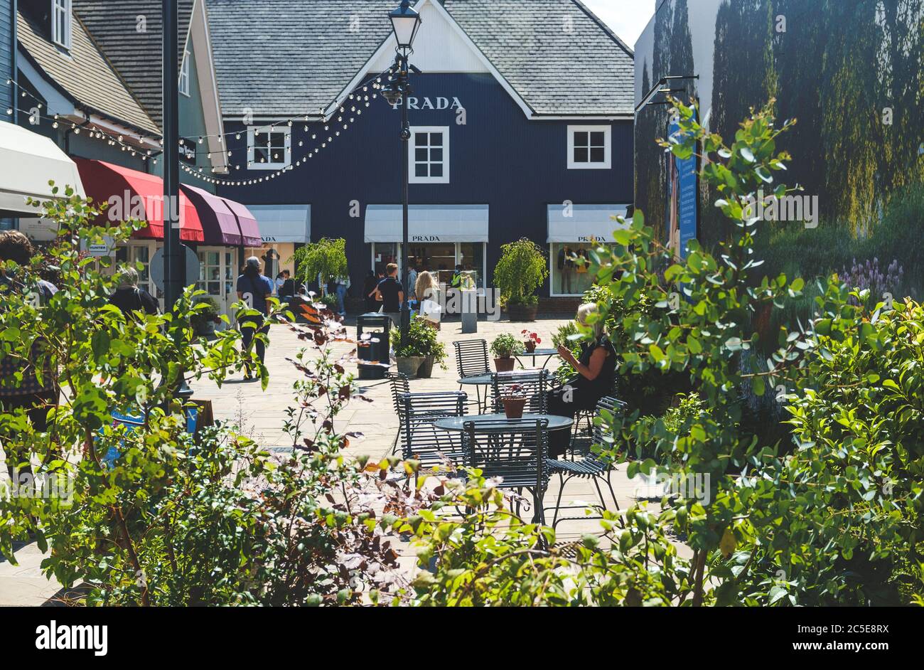 Bicester Village impone severe regole di allontanamento sociale Foto Stock