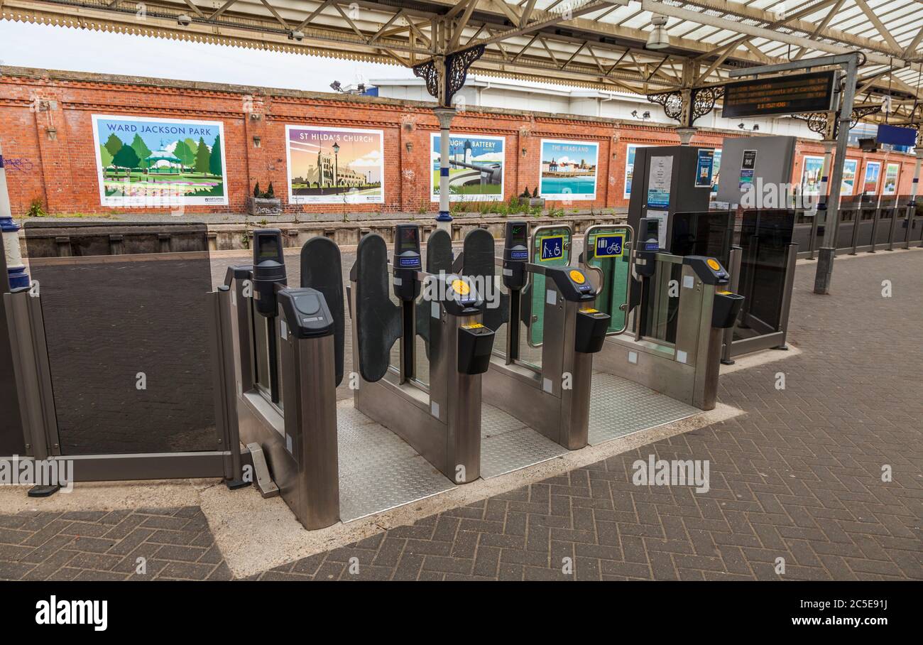 Le barriere di biglietto con controlli elettronici alla stazione ferroviaria di Hartlepool, Inghilterra, Regno Unito Foto Stock