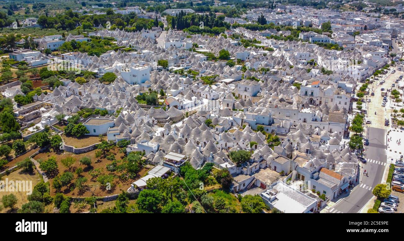 Case Trulli, Alberobello, Valle d'Itria, Puglia, Italia meridionale. Vista dall'alto. Sito Patrimonio dell'Umanità Foto Stock