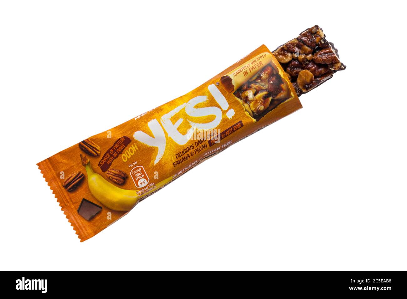 Sì delizioso choc scuro, banana & pecan frutta & noce barra isolato su sfondo bianco - vegetariano, senza glutine, fonte di proteine, alta in fibra Foto Stock