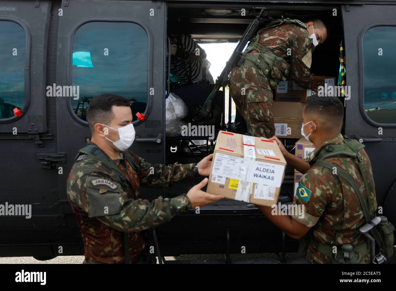 Roraima, Brasile. 30 giugno 2020. Il personale militare carica le forniture mediche su un elicottero a Boa Vista, capitale dello stato di Roraima, Brasile, il 30 giugno 2020. Un team medico militare brasiliano sta fornendo assistenza medica alle popolazioni indigene dal 30 giugno al 5 luglio, con servizi tra cui COVID-19 test. Credit: Lucio Tavora/Xinhua/Alamy Live News Foto Stock