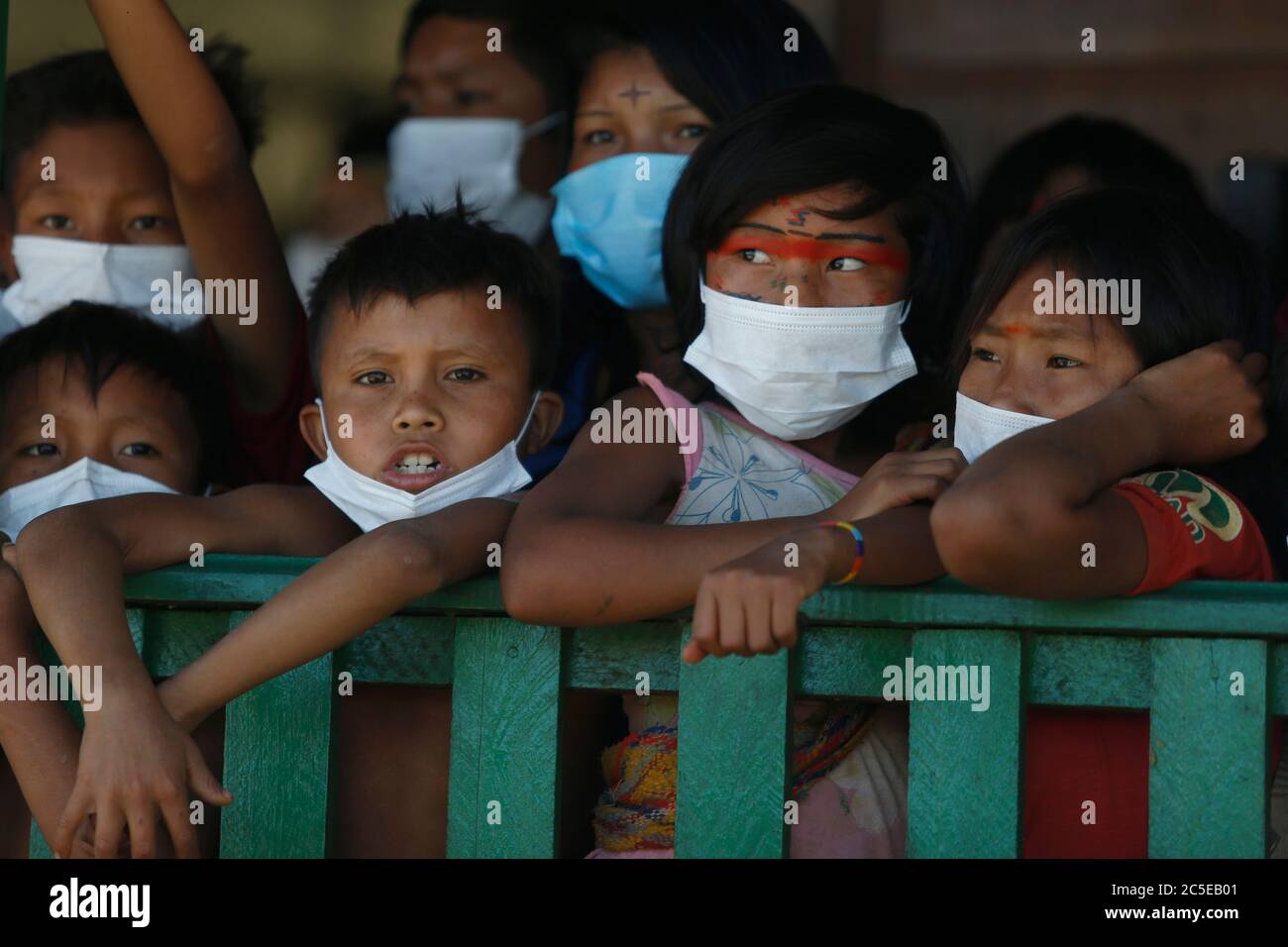 Roraima, Brasile. 30 giugno 2020. Gli indigeni attendono la consultazione medica nello stato di Roraima, Brasile, il 30 giugno 2020. Un team medico militare brasiliano sta fornendo assistenza medica alle popolazioni indigene dal 30 giugno al 5 luglio, con servizi tra cui COVID-19 test. Credit: Lucio Tavora/Xinhua/Alamy Live News Foto Stock