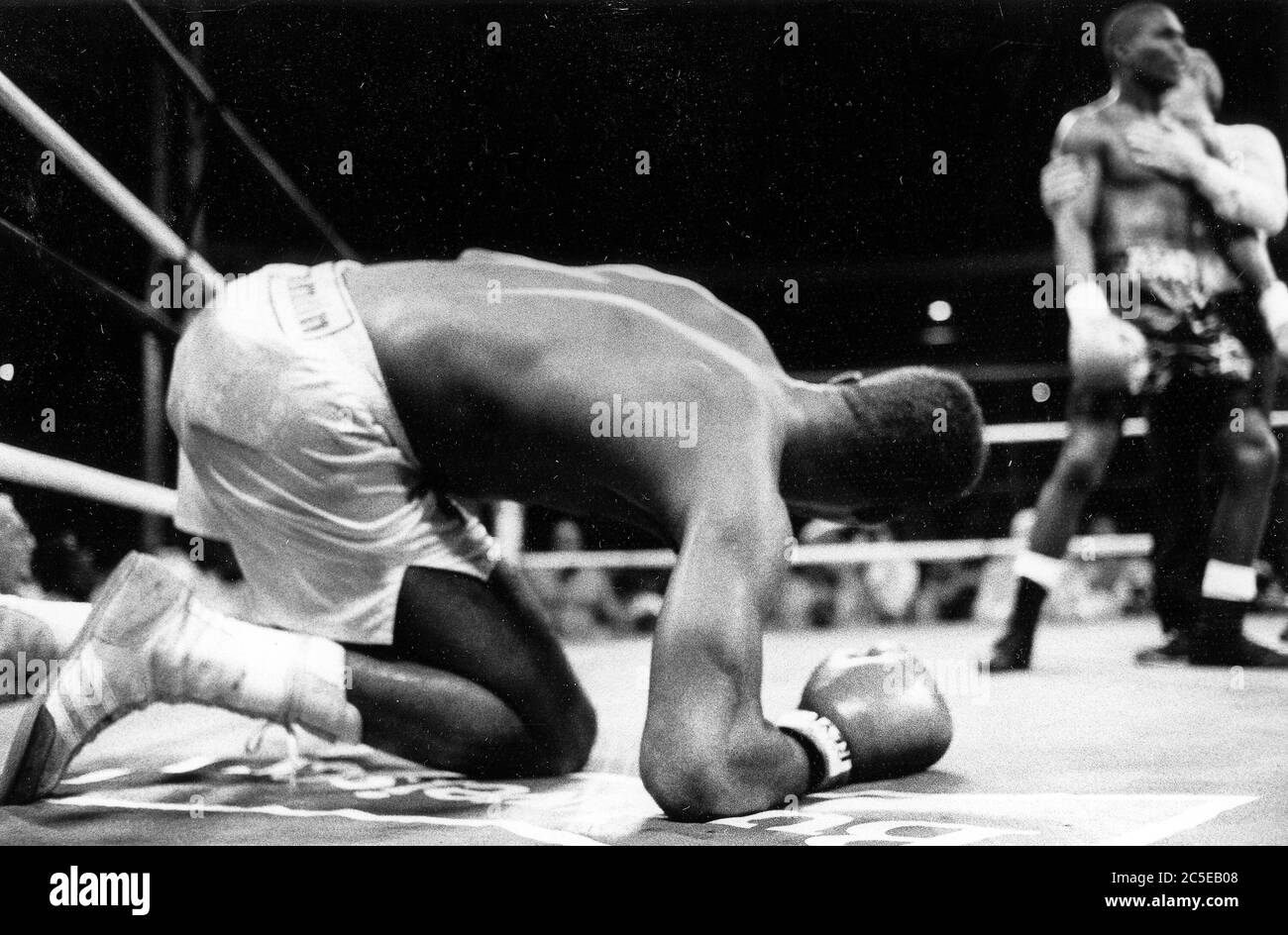 Davenport, Iowa, Stati Uniti. 2 luglio 2020. Michael Nunn scende nell'undicesimo round contro James Toney allo stadio John o'Donnell di Davenport, Iowa venerdì 10 maggio 1991. Credit: Kevin E. Schmidt/Quad-City Times/ZUMA Wire/Alamy Live News Foto Stock