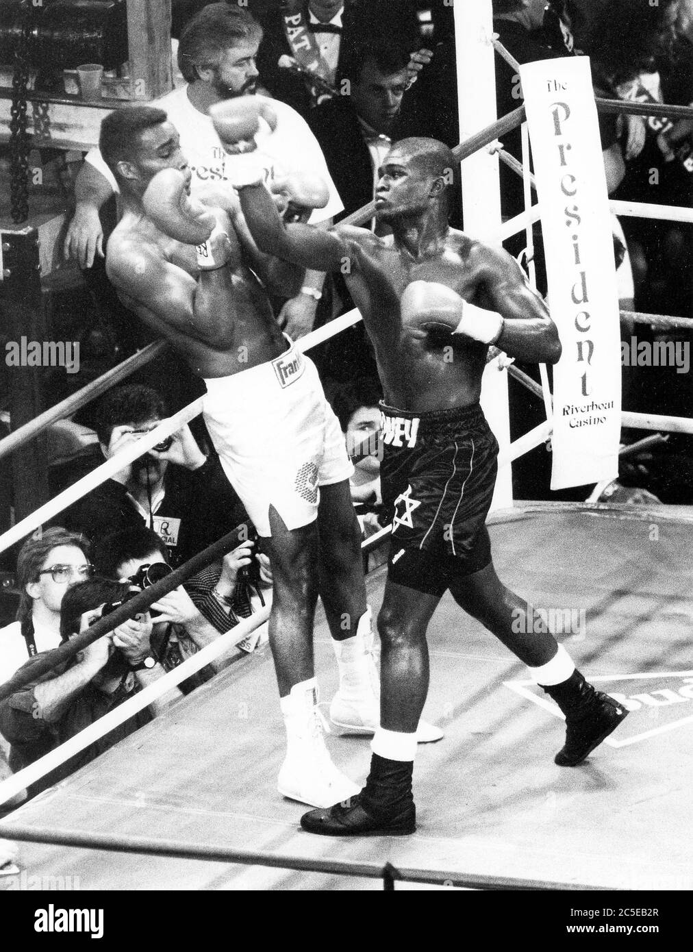 Davenport, Iowa, Stati Uniti. 2 luglio 2020. ''Rumble on the River'' incontro di boxe tra Michael Nunn e James Toney allo stadio John o'Donnell di Davenport, Iowa venerdì 10 maggio 1991. Credit: Kevin E. Schmidt/Quad-City Times/ZUMA Wire/Alamy Live News Foto Stock