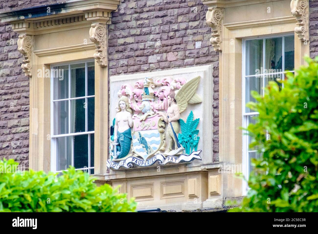 Merchants Hall Clifton Down Bristol. Sede della Società dei Venturatori mercantili, mostra stemma erede e motto latino Foto Stock