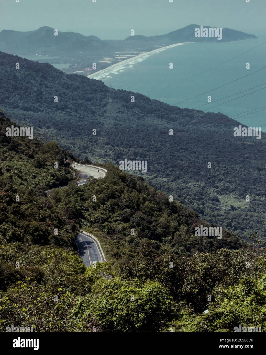 Vista dalla cima della strada Hai Van Pass, da Nang, Vietnam Foto Stock
