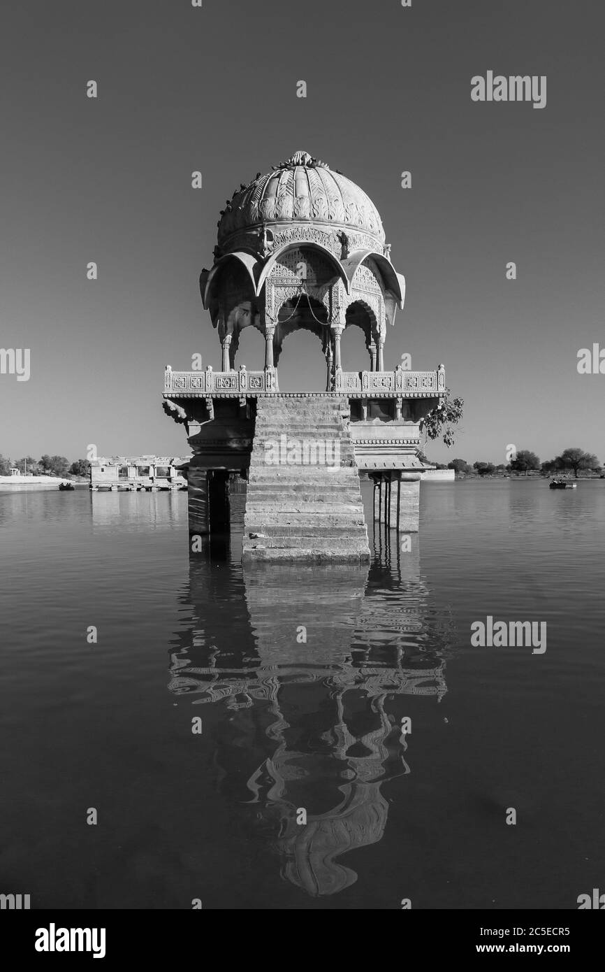 Jaisalmer, Rajasthan, India- Feb 17,2020. Una vista di Chattri scolpito nel lago Gadsisar Foto Stock