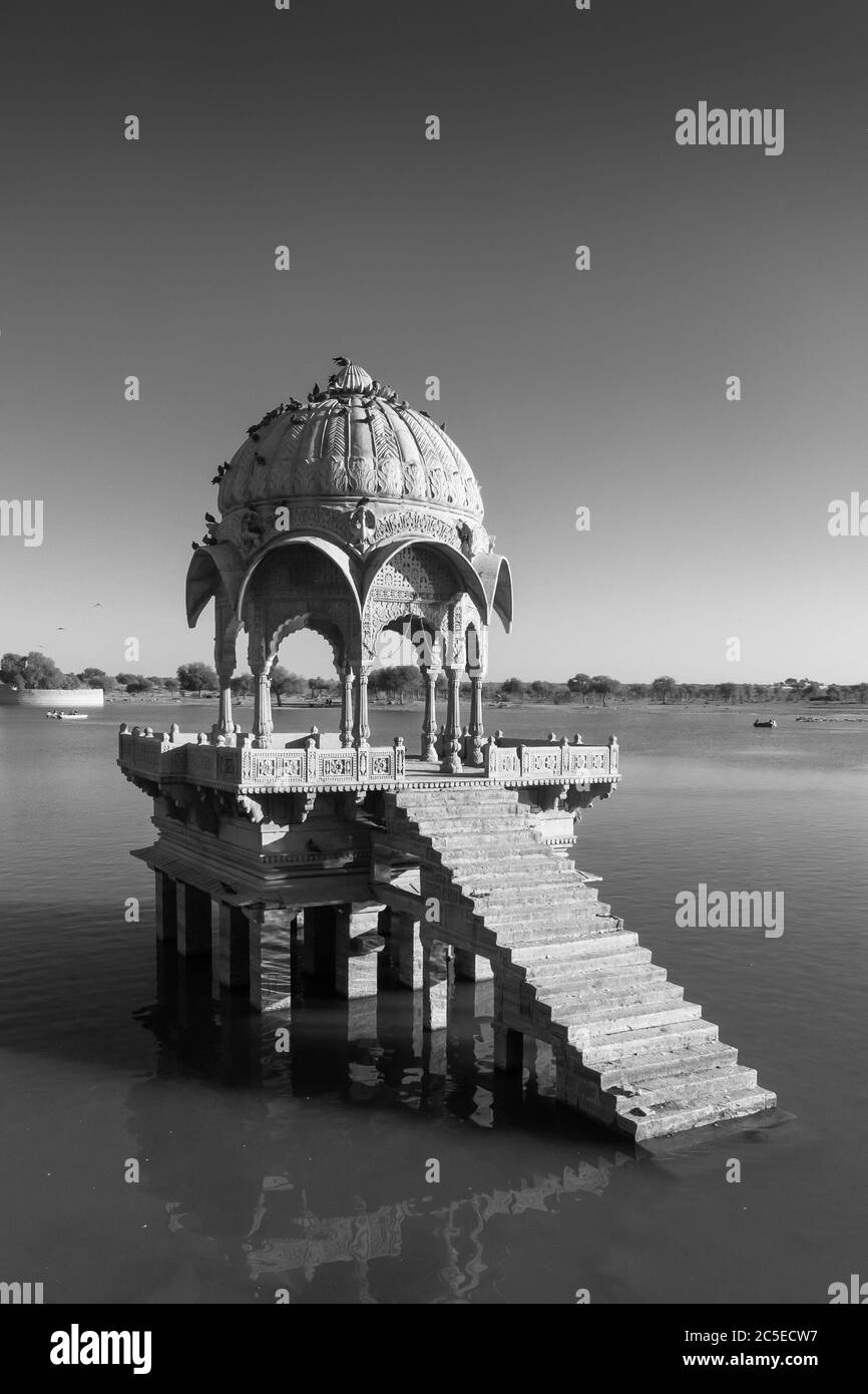 Jaisalmer, Rajasthan, India- Feb 17,2020. Una vista di Chattri scolpito nel lago Gadsisar Foto Stock