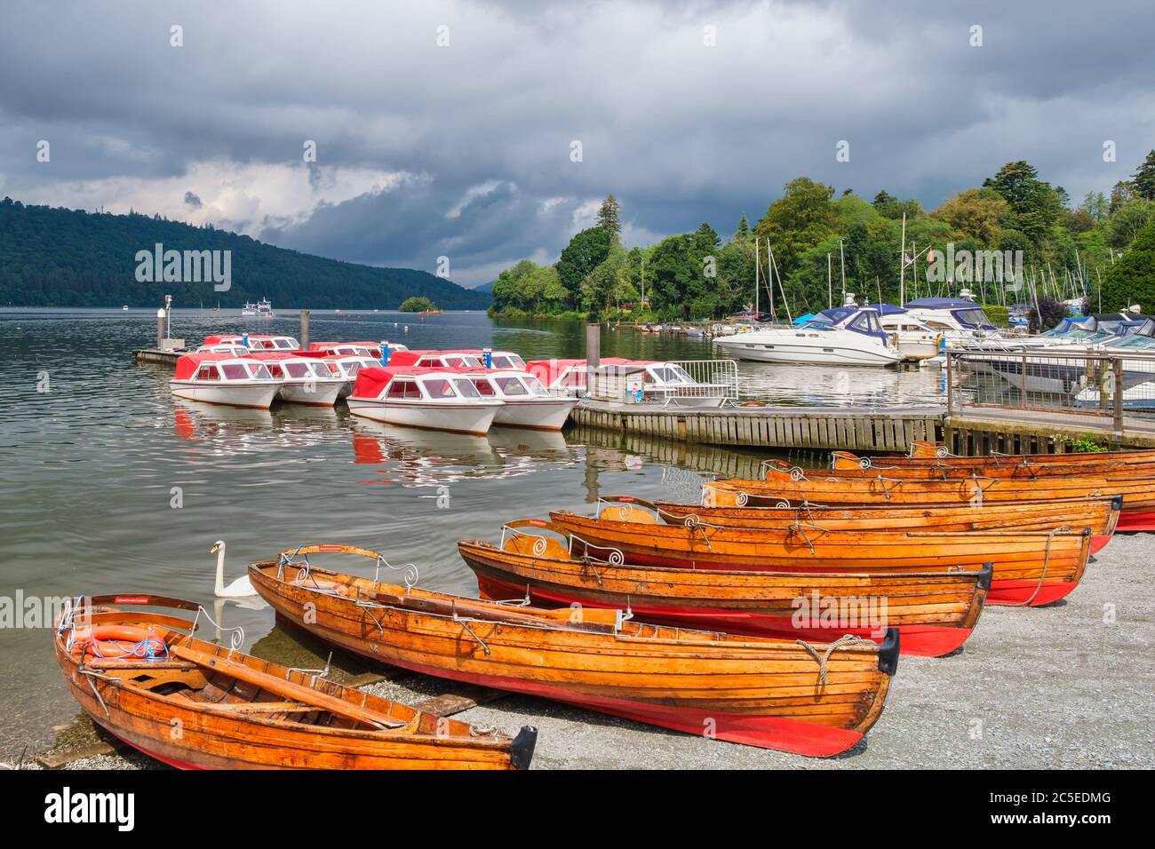 Barche al lago Windermere nel Distretto dei Laghi in Inghilterra Foto Stock