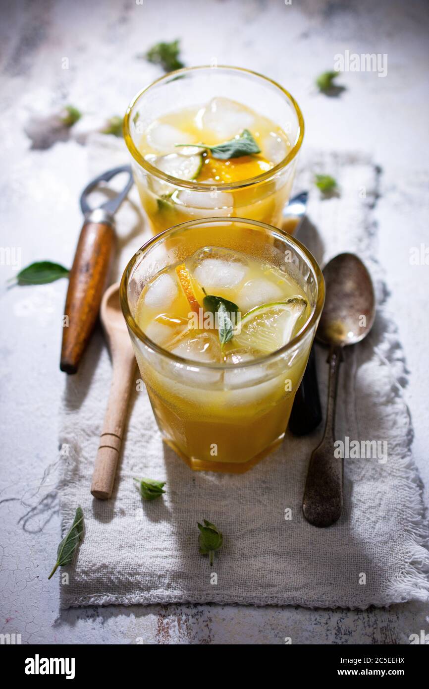 Succo d'arancia in bicchiere. Frutta con cibo e snack salutari. Foto Stock