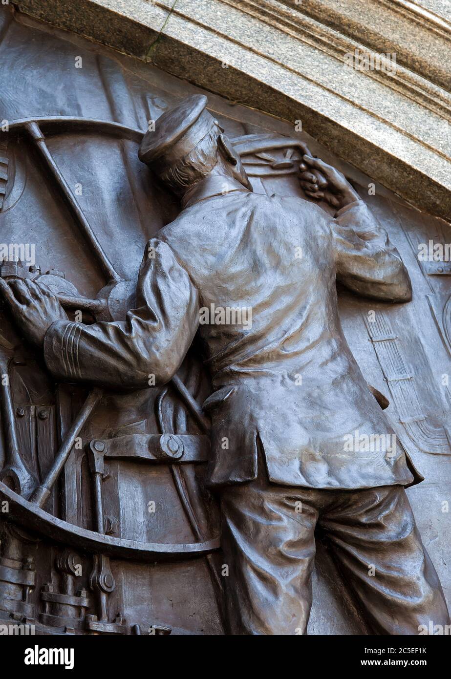 Dettaglio del Titanic Engineers Memorial a Southampton, Regno Unito. Il Titanic affondò nel suo viaggio inaugurale da Southampton a New York, il 15 aprile 1912. Foto Stock