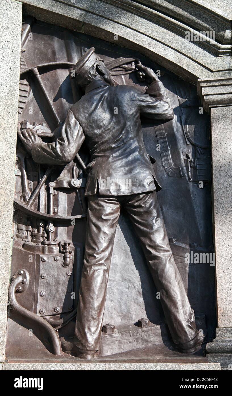 Dettaglio del Titanic Engineers Memorial a Southampton, Regno Unito. Il Titanic affondò nel suo viaggio inaugurale da Southampton a New York, il 15 aprile 1912. Foto Stock