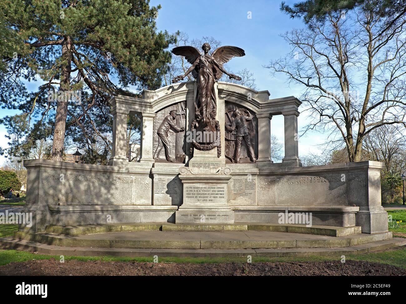 Il Titanic Engineers Memorial a Southampton, Regno Unito. Il Titanic affondò nel suo viaggio inaugurale da Southampton a New York, il 15 aprile 1912. 2012 contrassegni th Foto Stock