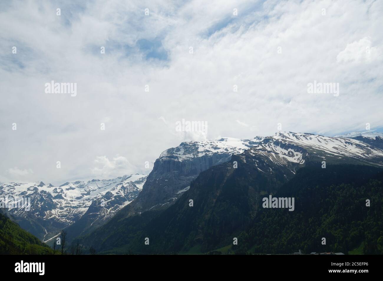 Piste alpine parzialmente innevate in primavera nel cantone di Obvaldo in Svizzera, Engelberg. La catena montuosa è sullo sfondo. Foto Stock