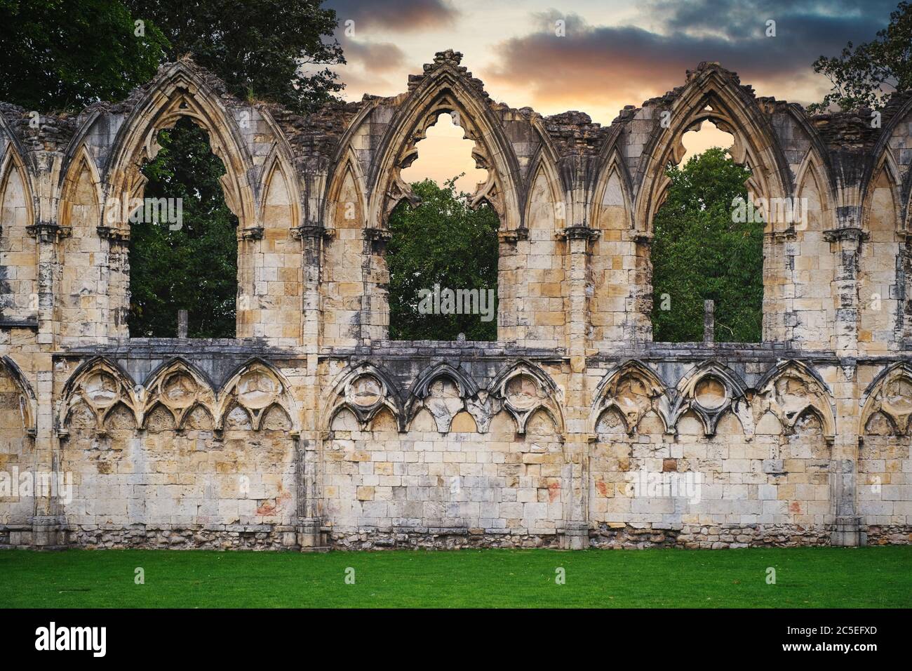 Rovine di un'antica abbazia medievale nella città inglese di York - al tramonto Foto Stock
