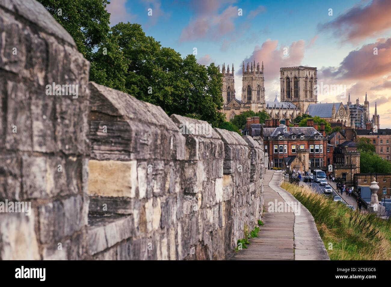 La città di York, le sue mura medievali e la cattedrale di York al tramonto Foto Stock