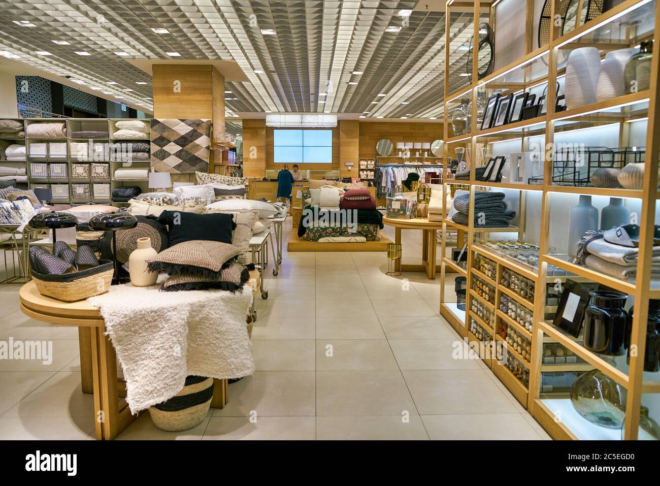 BERLINO, GERMANIA - CIRCA SETTEMBRE 2019: Foto interna del negozio Zara  Home nel centro commerciale di Berlino Foto stock - Alamy