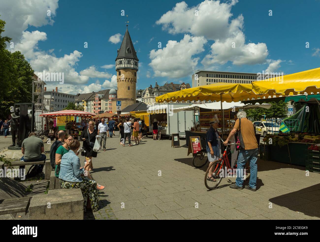 bockenheim markt, un mercato agricolo settimanale sul Bockenheimer Warte con bancarelle di frutta e verdura, Francoforte sul meno, Germania Foto Stock