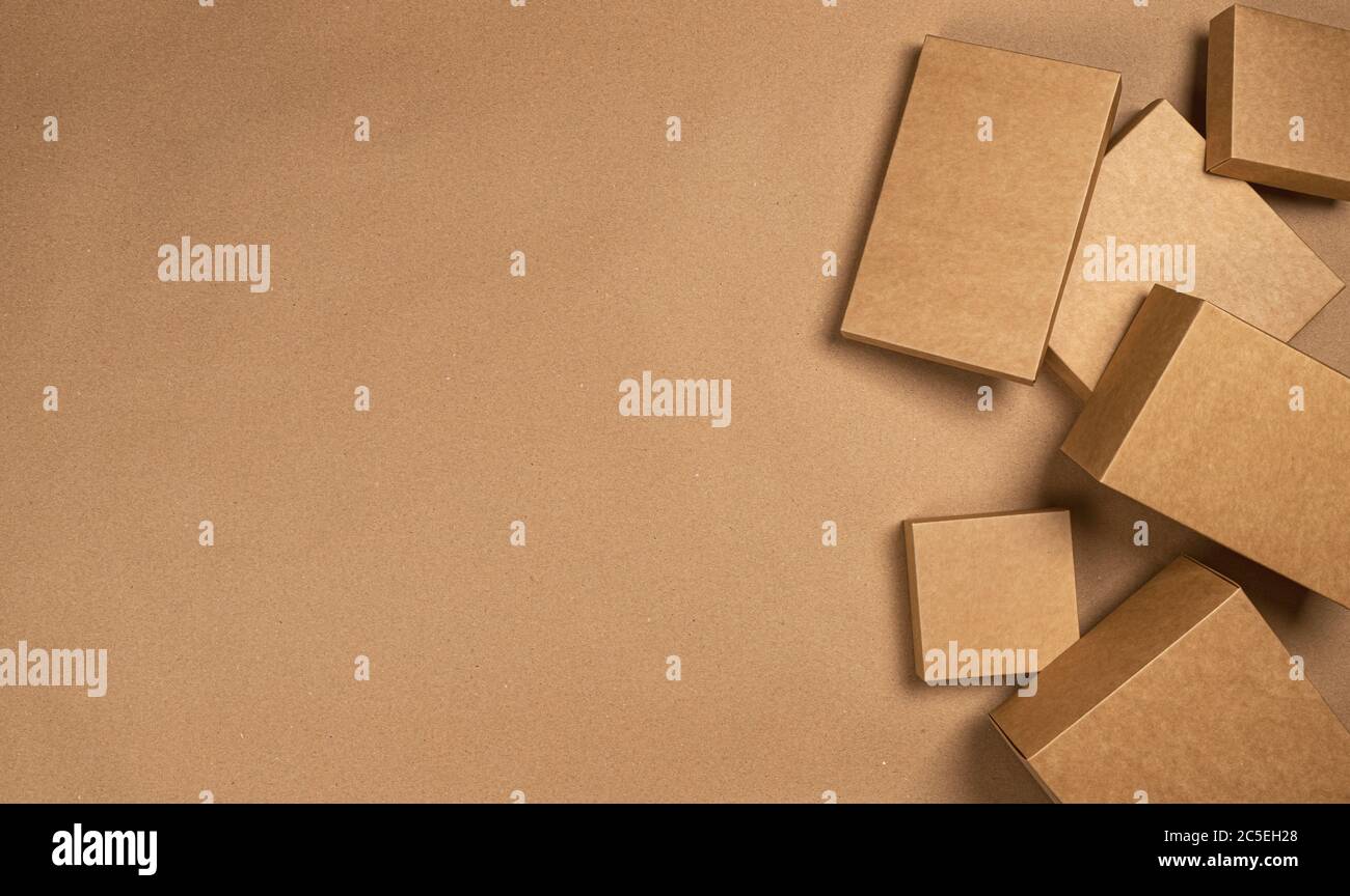 Scatole di cartone marroni su carta artigianale sfondo, vista dall'alto Foto Stock