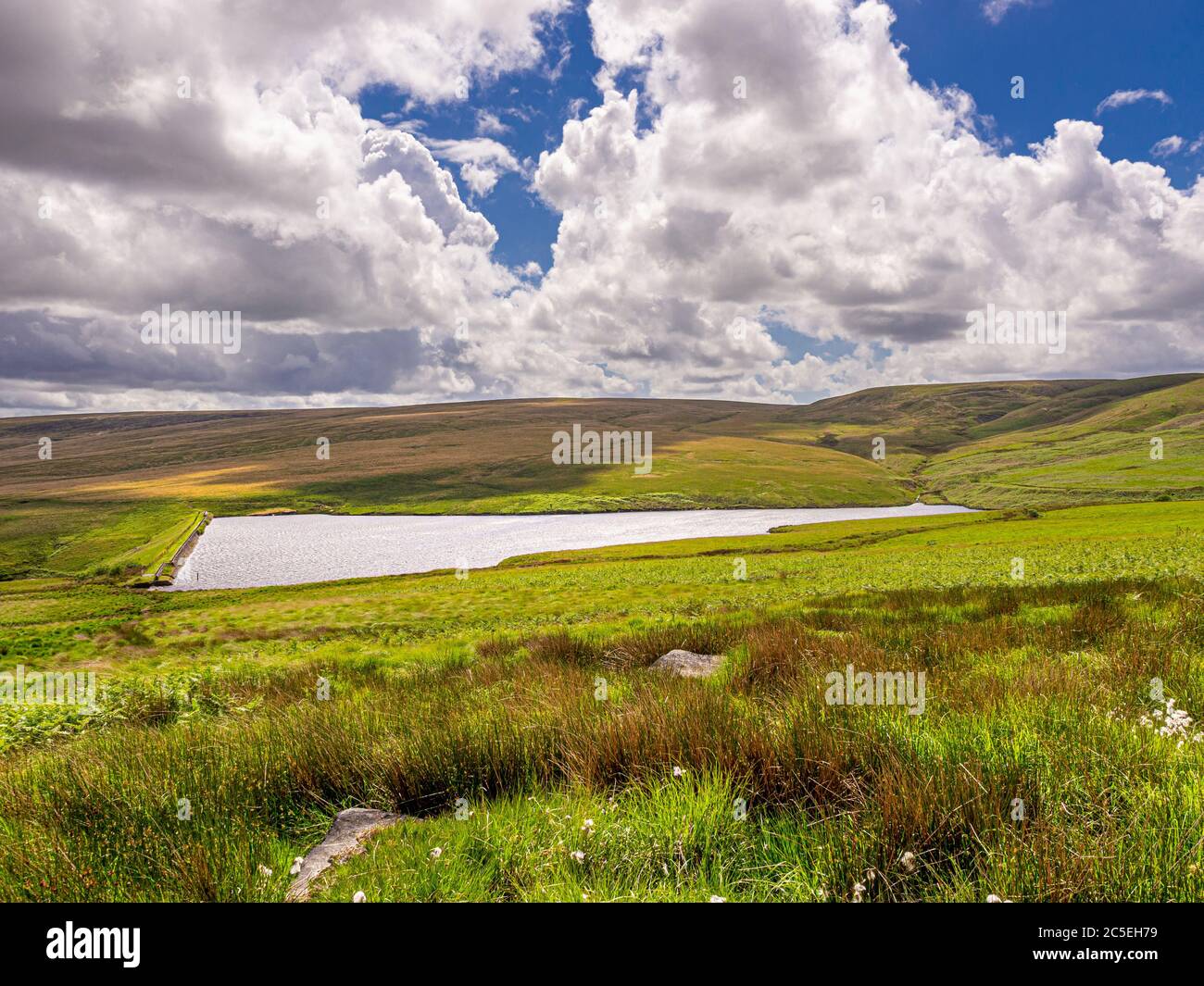 Lago artificiale di Haigh marzo con Berry Greave in distanza. Huddersfield. Foto Stock