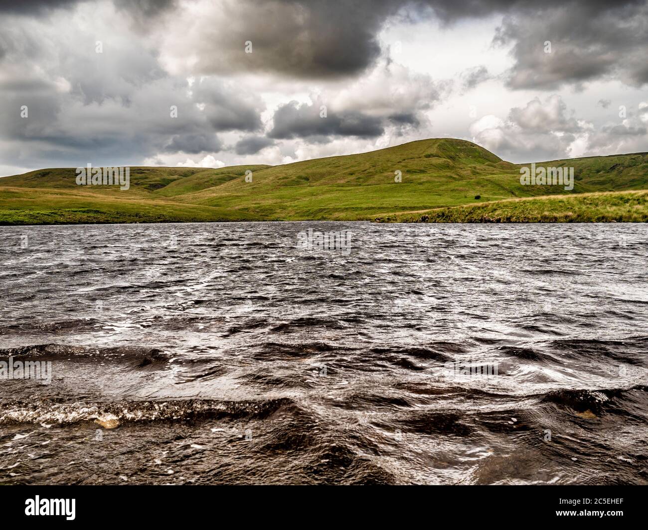 March Haigh Reservoir, con March Haigh e March Hill Carr. Yorkshire occidentale. REGNO UNITO Foto Stock