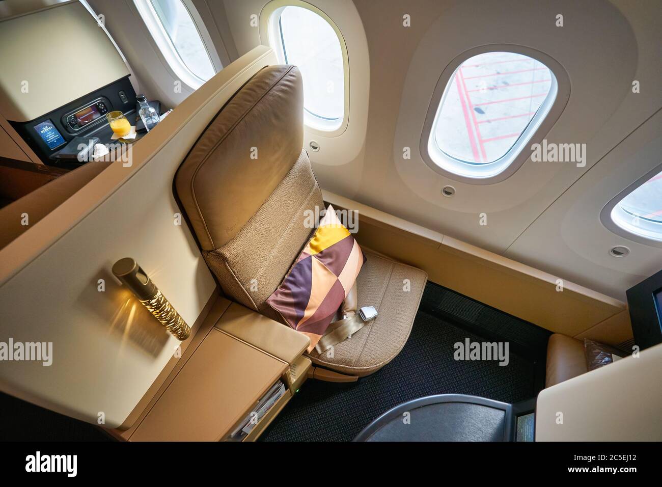 BANGKOK, THAILANDIA - CIRCA GENNAIO 2020: Interno di Etihad Airways Boeing 787 Dreamliner Foto Stock