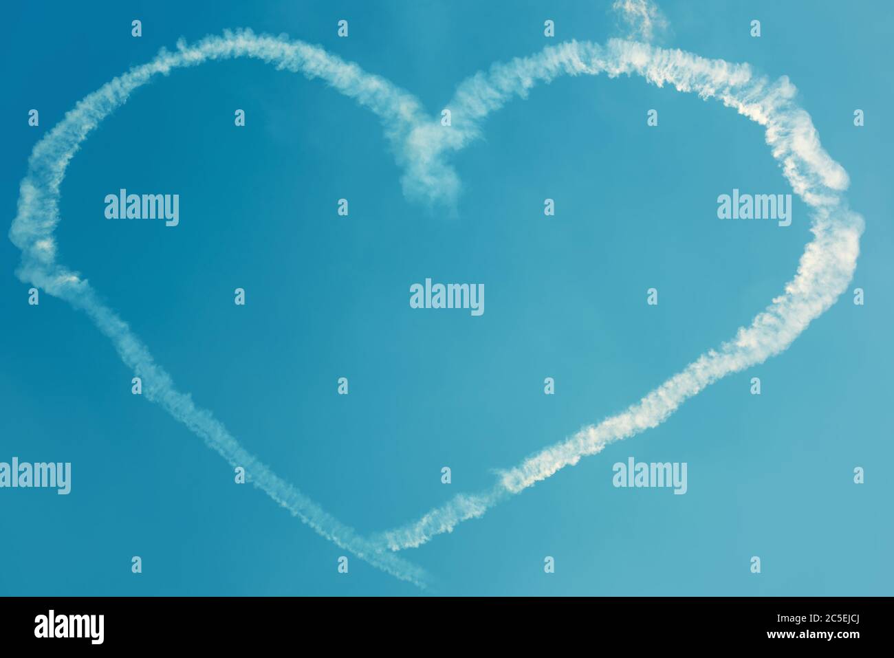 Un cuore nel cielo blu da aerei da paracadutismo ad uno spettacolo aereo Foto Stock