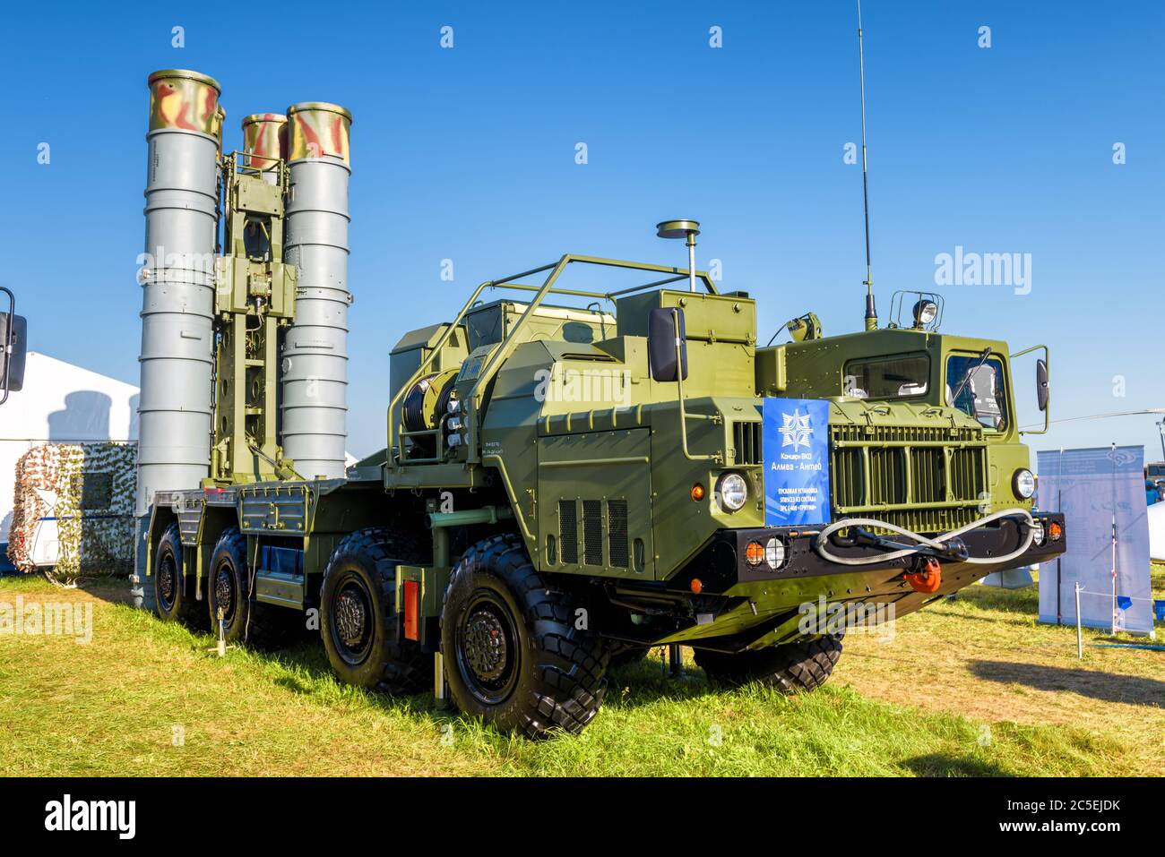 Regione di Mosca - 21 luglio 2017: Il sistema di armi anti-aereo S-400 Triumf russo al Salone Internazionale dell'Aviazione e dello spazio (MAKS). Foto Stock