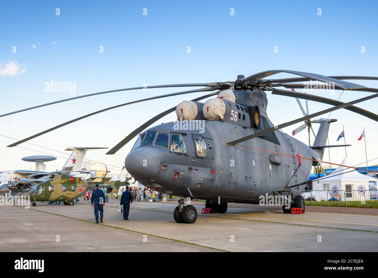 Regione di Mosca - 21 luglio 2017: Elicottero russo per trasporto pesante MIL mi-26 al Salone Internazionale dell'Aviazione e dello spazio (MAKS) a Zhukovsky Foto Stock