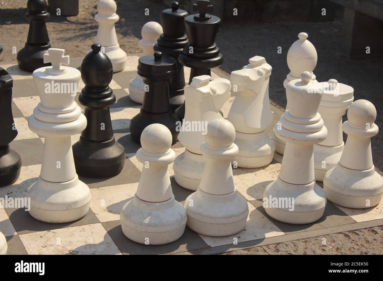 gioco di scacchi con scacchiera e pedine sulla strada. Concetto aziendale Foto Stock