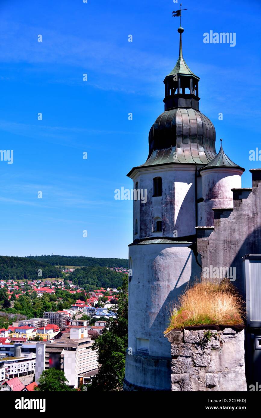 Vecchia Torre del Castello Cappella di Hellenstein in un giorno estivo soleggiato, Città in background, Heidenheim, Alb sveva, Germania, Europa Foto Stock